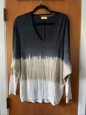 ENTI Ombre V-Neck Long Sleeve Top in Black, Cream & White